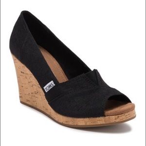 Tom’s Black Classic Wedge Sandal (Size 9)